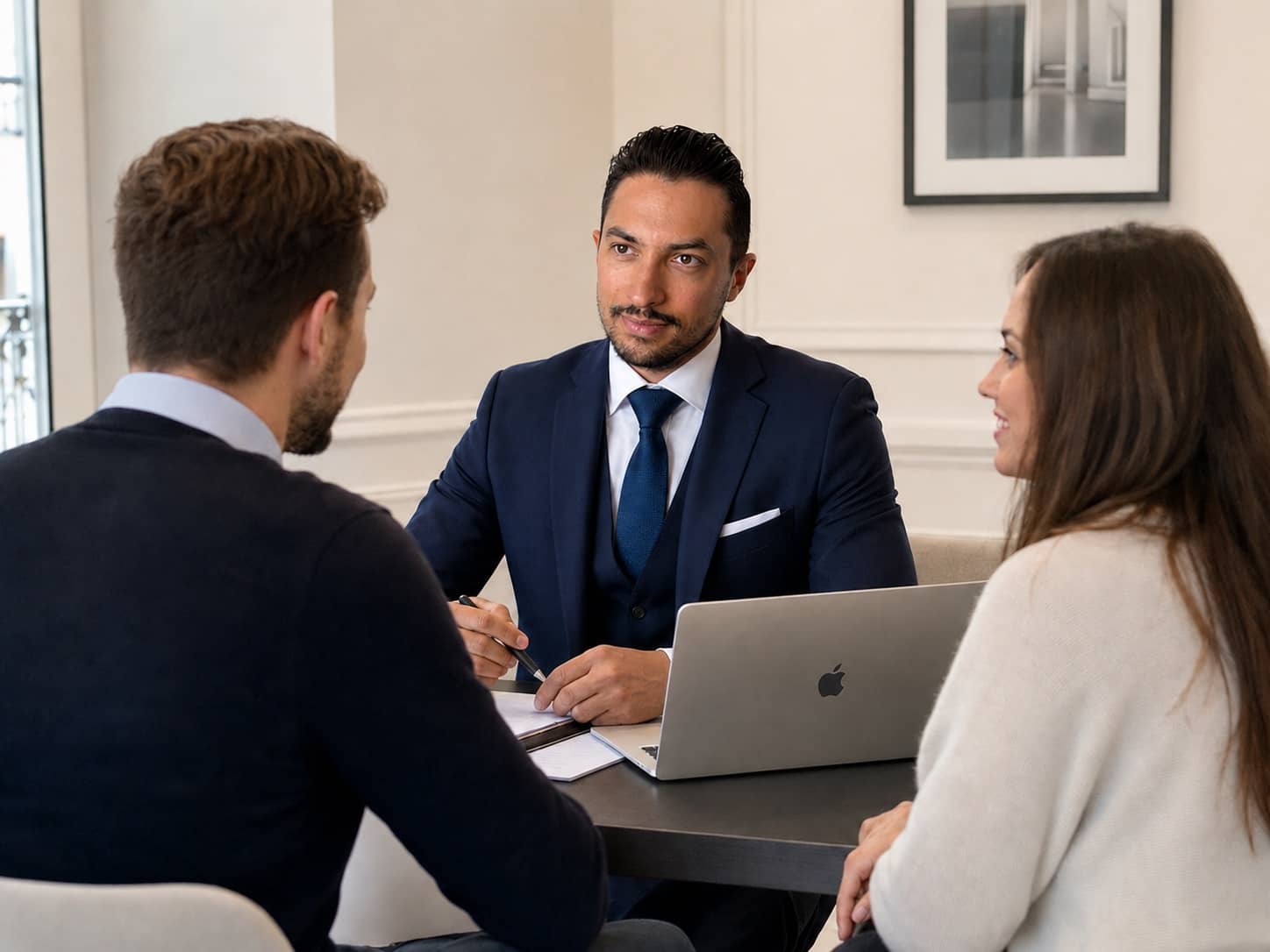 Julien Soumillon, courtier en prêt immobilier, en rendez-vous avec un couple de clients à Beauvais